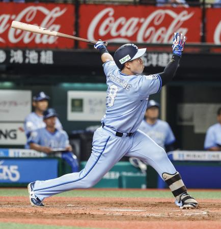 3回西武1死二塁、渡部聖が左中間に同点2ランを放つ=ベルーナドーム