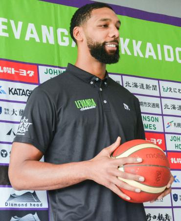 バスケットボールBリーグ1部の北海道への入団記者会見を行ったジャリル・オカフォー=28日、札幌市