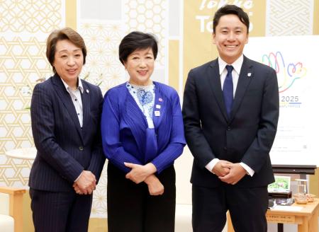 東京都庁で小池百合子知事(中央)と面会したJOCの橋本聖子会長。右は太田雄貴専務理事=28日
