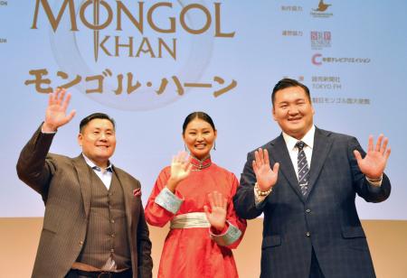 舞台「モンゴル・ハーン」の宣伝イベントに登壇した元横綱白鵬の白鵬翔さん(右)=28日、東京都内
