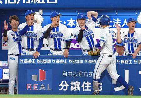 2回、2ランを放った松尾(手前)を迎えるDeNAナイン=横浜