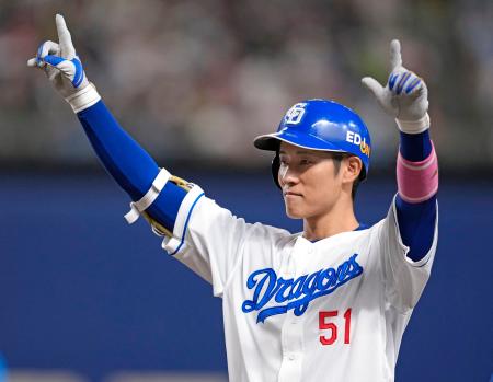 7回、2点打を放ちポーズをとる中日・上林=バンテリンドーム