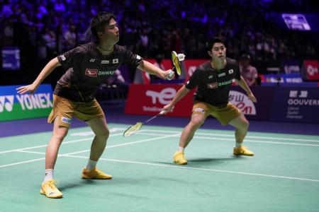 世界バドミントン、男子ダブルス３回戦でインドネシアのペアと対戦する保木卓朗（右）、小林優吾組＝２８日、パリ（ＡＰ＝共同） 