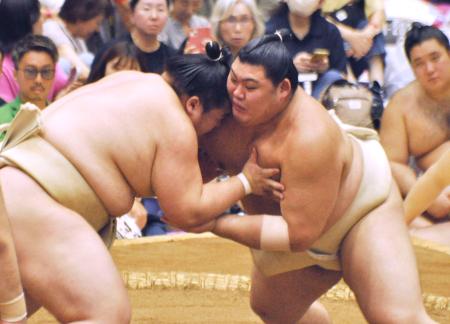 大相撲夏巡業の朝稽古で相撲を取る大の里(右)=茨城県牛久市