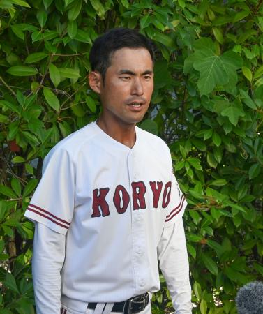 試合後、取材に応じる広陵の松本健吾新監督=広島市