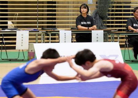 自身が大会会長を務める「藤波朱理杯」で、試合を見守るパリ五輪レスリング女子53キロ級金メダルの藤波朱理(奥)=三重県四日市市