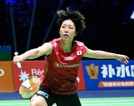 女子シングルス準決勝　インドネシア選手と対戦する山口茜＝パリ（共同） 