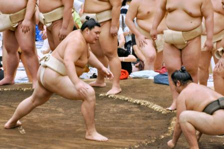 大相撲夏巡業の最終日、稽古する大の里(左)=埼玉県春日部市