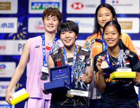 女子シングルスで優勝し、金メダルを手に笑顔の山口茜(手前左)=パリ(ロイター=共同)