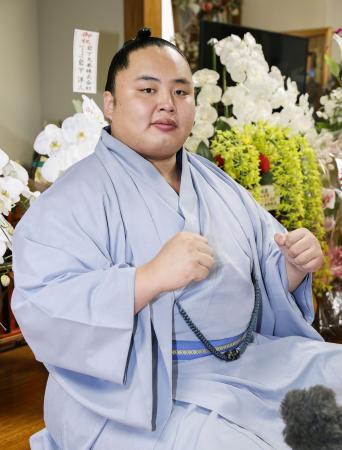 大相撲秋場所の番付が発表され、ポーズをとる琴勝峰=1日、千葉県松戸市の佐渡ケ嶽部屋