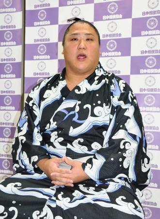 大関昇進に挑む秋場所に向け、取材に応じる若隆景=2日、両国国技館