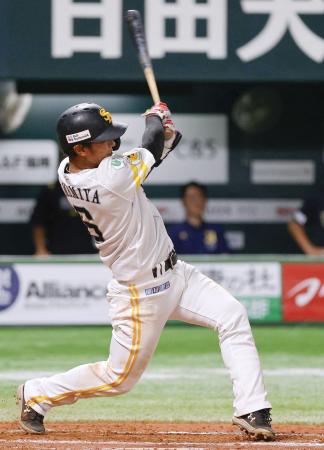 8回ソフトバンク2死三塁、今宮が左前に勝ち越し打を放つ=みずほペイペイドーム