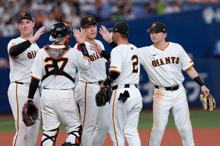 ヤクルトに勝利し、タッチを交わす泉口(右端)ら巨人ナイン=京セラドーム