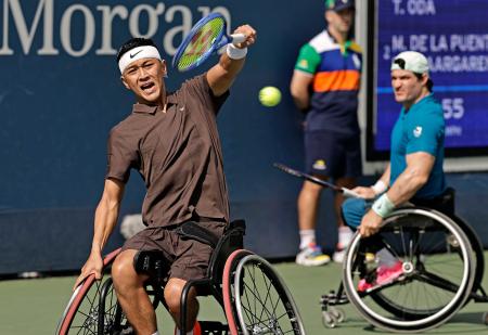 車いすの部男子ダブルス1回戦でプレーする小田凱人(左)、グスタボ・フェルナンデス組=ニューヨーク(共同)