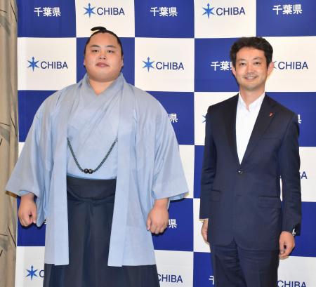 千葉県庁で熊谷俊人知事(右)を表敬訪問し、記念撮影をする琴勝峰=3日午後