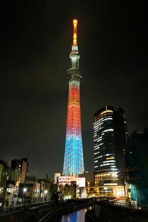陸上世界選手権東京大会の日本代表のユニホームカラー「サンライズレッド」にライトアップされた東京スカイツリー=3日夜、東京都墨田区