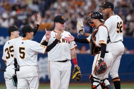 ヤクルトに勝利し、タッチを交わす巨人ナイン=京セラドーム