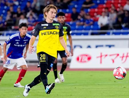 横浜M―柏 後半、チーム2点目となるPKを決める柏・瀬川=日産スタジアム