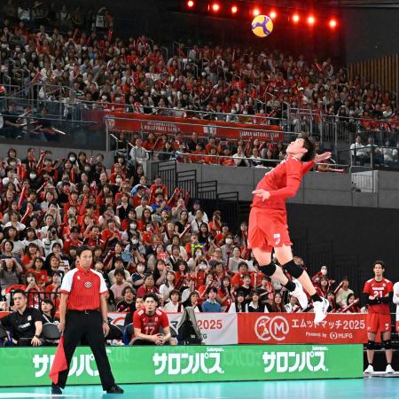 ブルガリア戦でサーブを放つ石川＝有明アリーナ 