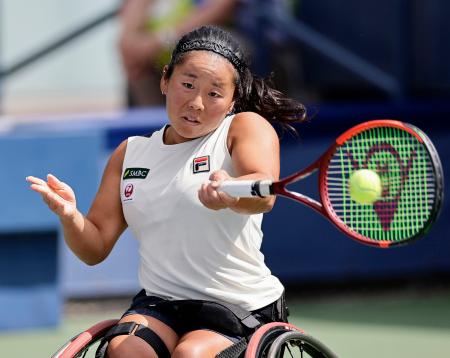 車いすの部女子シングルス1回戦でプレーする上地結衣=ニューヨーク(共同)