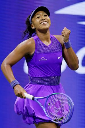 全米テニスの女子シングルス準々決勝で勝利し、笑顔の大坂なおみ=3日、ニューヨーク(共同)