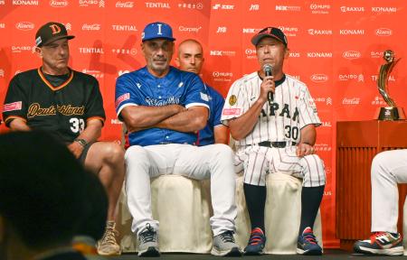 野球のU―18W杯開幕を前に、記者会見で意気込みを語る日本の小倉全由監督(右端)=4日、那覇市