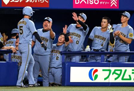 7回、森下の2点二塁打で生還した近本(5)を迎える阪神ナイン=バンテリンドーム
