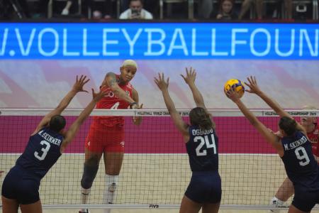 バレーボール女子の世界選手権、準々決勝の米国戦でスパイクを放つトルコのバルガス＝４日、バンコク（ＡＰ＝共同） 