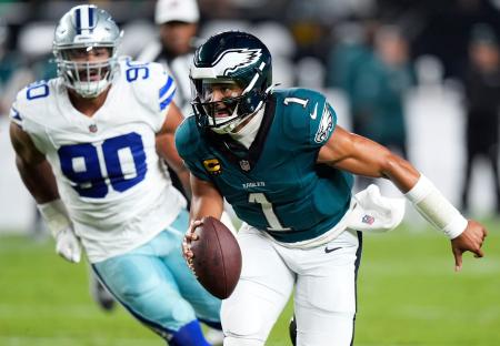 カウボーイズ戦でTDランを決めるイーグルスのQBハーツ(右)=フィラデルフィア(AP=共同)