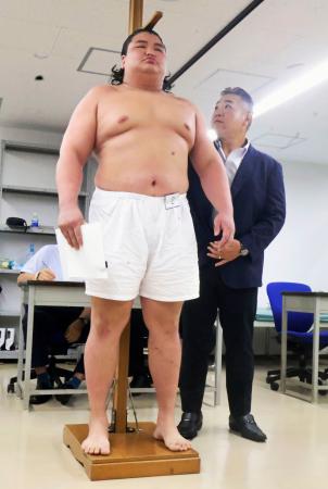 新弟子検査で身長を測るバトツェツェゲ・オチルサイハン=5日、東京・両国国技館
