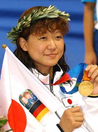 2004年9月、アテネ・パラリンピックの競泳女子で大会7個目となる金メダルを手にする成田真由美さん(共同)