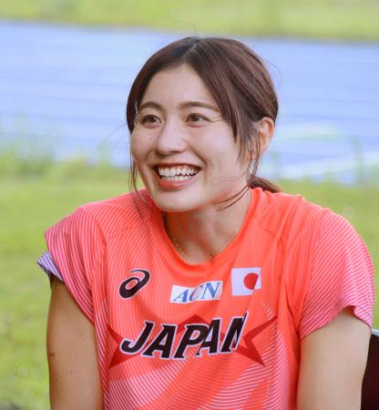 取材に応じる陸上女子100メートル障害の福部真子=5日、広島県東広島市の広島大