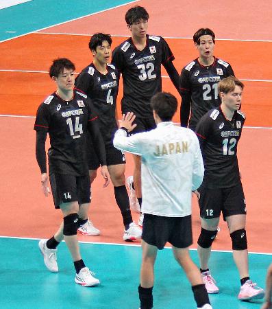 バレーボール男子の世界選手権に向けた壮行試合を行った石川（左端）ら＝ららアリーナ東京ベイ 