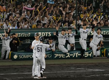 7回、中野(51)の適時打で盛り上がる阪神ベンチ=甲子園