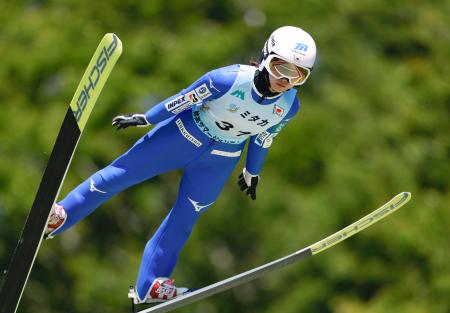 女子で優勝した佐藤柚月の1回目=妙高高原赤倉シャンツェ