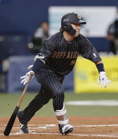 7回オリックス1死一、三塁、代打西野が右前に勝ち越し打を放つ=京セラドーム