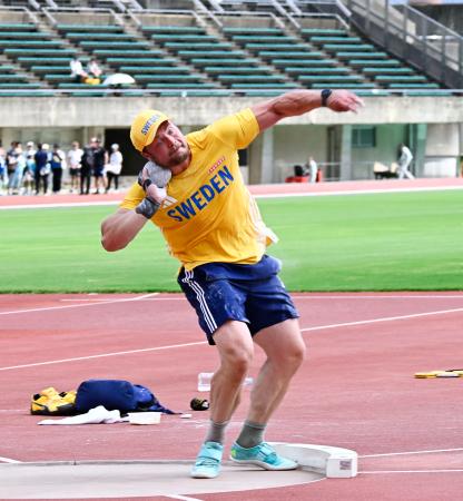 練習する砲丸投げのスウェーデン代表選手＝福岡市 