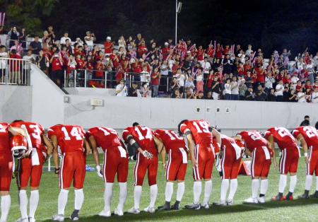 アメリカンフットボール関東大学2部リーグ初戦の専修大に圧勝し、客席に向けて一礼する日大の選手ら=7日、東京・駒沢第二球技場