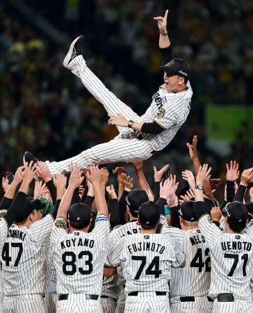 プロ野球セ・リーグで2年ぶり7度目の優勝を決め、胴上げされる阪神・藤川球児監督。1990年の巨人の9月8日を抜き、両リーグで史上最速の優勝決定となった=7日、甲子園球場