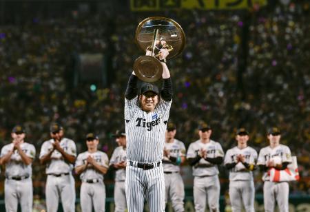 リーグ優勝を決め、トロフィーを掲げる阪神・藤川監督=甲子園