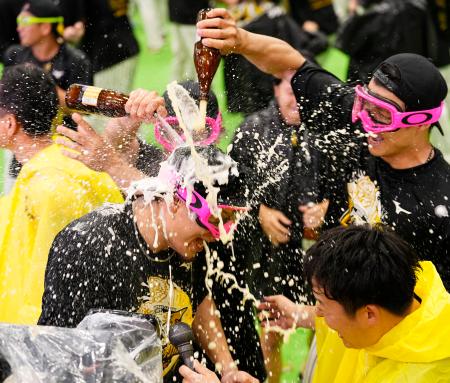 祝勝会でビールをかけられる阪神・佐藤輝=7日、兵庫県内