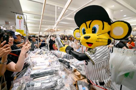 阪神百貨店梅田本店で始まった「祝 阪神タイガース優勝記念セール」に登場したトラッキー=8日午前、大阪市北区