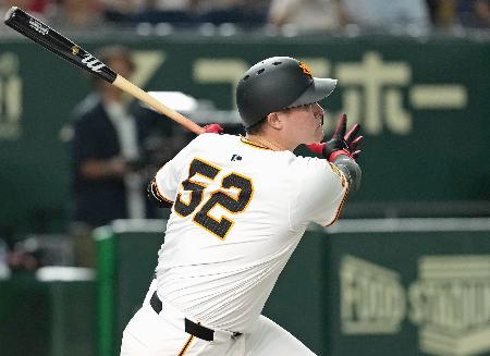 1回巨人1死満塁、リチャードが左越えに満塁本塁打を放つ=東京ドーム
