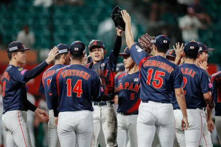 １次リーグを全勝で終え、喜ぶ日本ナイン＝沖縄セルラー 
