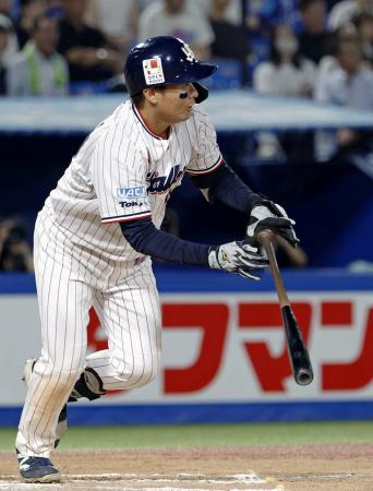 ６回ヤクルト２死一、二塁、北村恵が右中間に逆転の２点二塁打を放つ＝神宮 