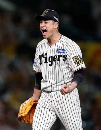 完封で８勝目を挙げ、雄たけびを上げる阪神・大竹＝甲子園 