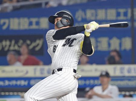 ３回ロッテ１死一、二塁、山本が左越えに適時二塁打を放つ＝ＺＯＺＯマリン 