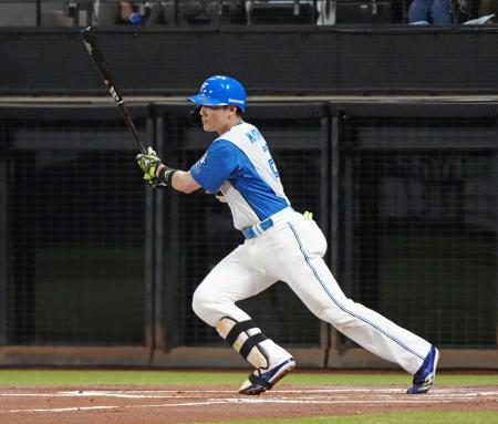 １回日本ハム無死一、三塁、清宮幸が右前に適時打を放つ＝エスコンフィールド 
