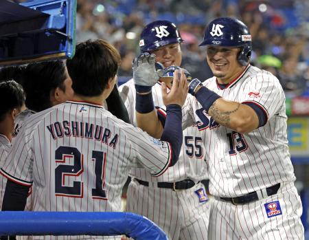 ５回、満塁本塁打を放ちナインに迎えられるヤクルトのオスナ（右端）＝神宮 