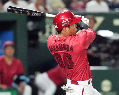 ９回広島無死、中村奨が左中間に勝ち越しソロを放つ＝東京ドーム 